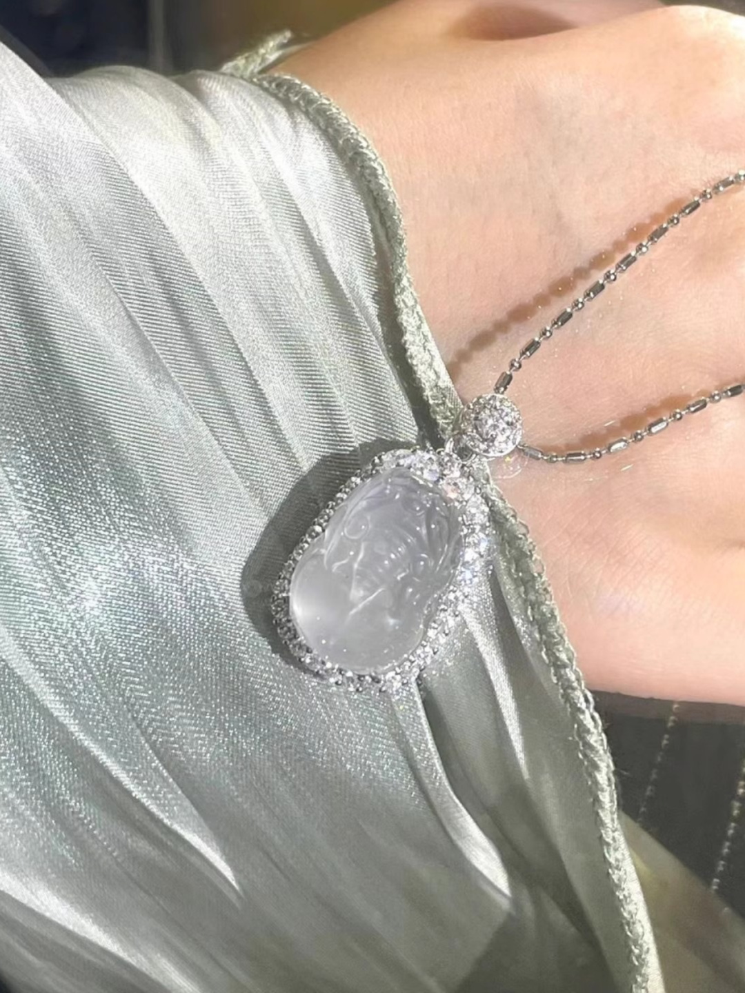 White Jade Pi Xiu Pendant for Men and Women - Light Luxury Amulet for Wealth, Trendy Unisex Jewelry White Jade Pi Xiu Pendant for Men and Women - Light Luxury Amulet for Wealth, Trendy Unisex Jewelry