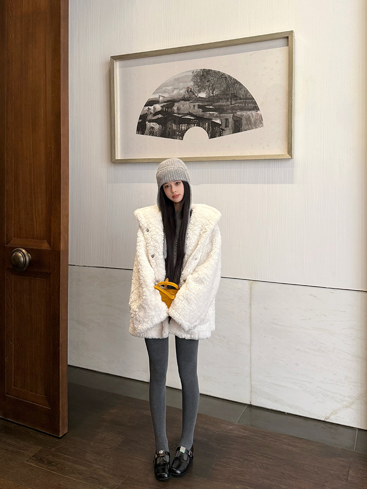 White Vintage Hooded Women's Winter Coat with Thick Fur Lining - Cozy Retro Style for Cold Weather White Vintage Hooded Women's Winter Coat with Thick Fur Lining - Cozy Retro Style for Cold Weather