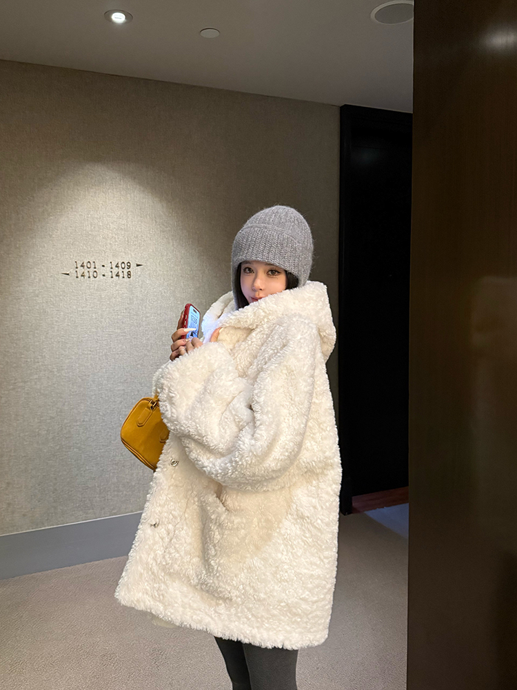 White Vintage Hooded Women's Winter Coat with Thick Fur Lining - Cozy Retro Style for Cold Weather White Vintage Hooded Women's Winter Coat with Thick Fur Lining - Cozy Retro Style for Cold Weather