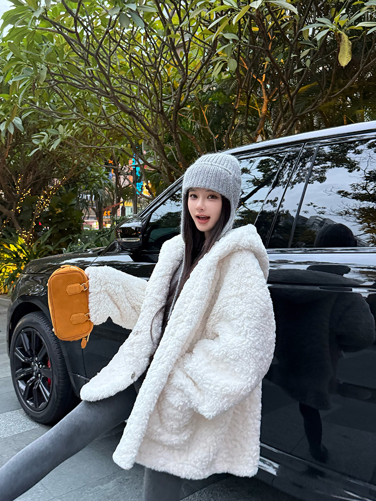 White Vintage Hooded Women's Winter Coat with Thick Fur Lining - Cozy Retro Style for Cold Weather