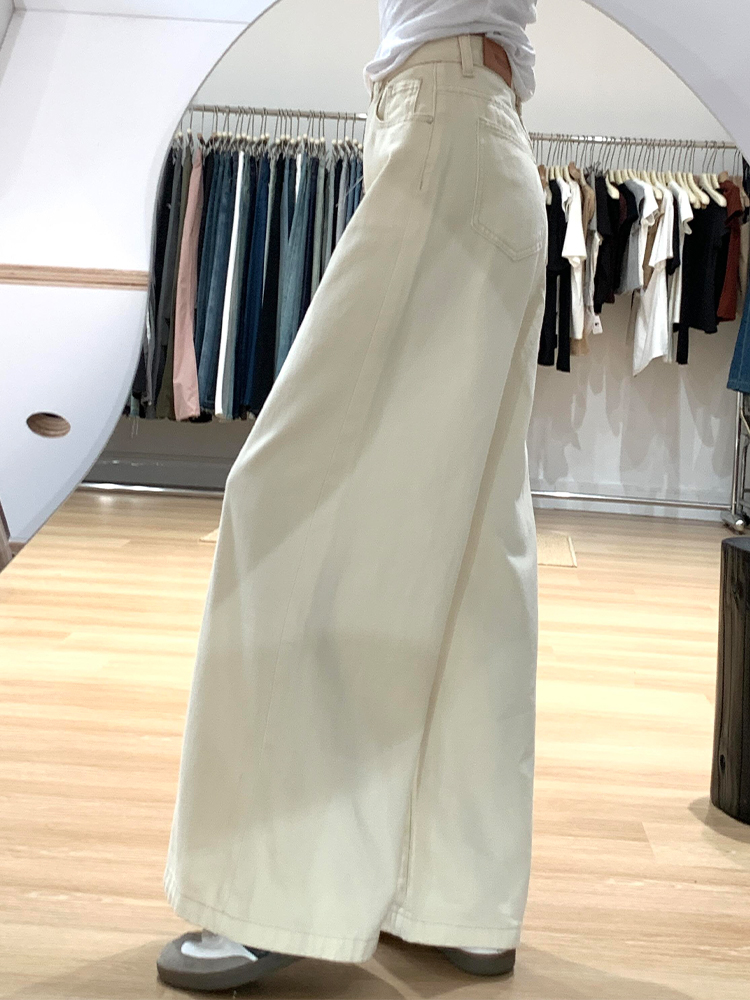 White Wide-Leg High-Waisted Summer Jeans for Women - Flattering Loose-Fitting Floor-Length Style, Perfect for Casual Outfits White Wide-Leg High-Waisted Summer Jeans for Women - Flattering Loose-Fitting Floor-Length Style, Perfect for Casual Outfits