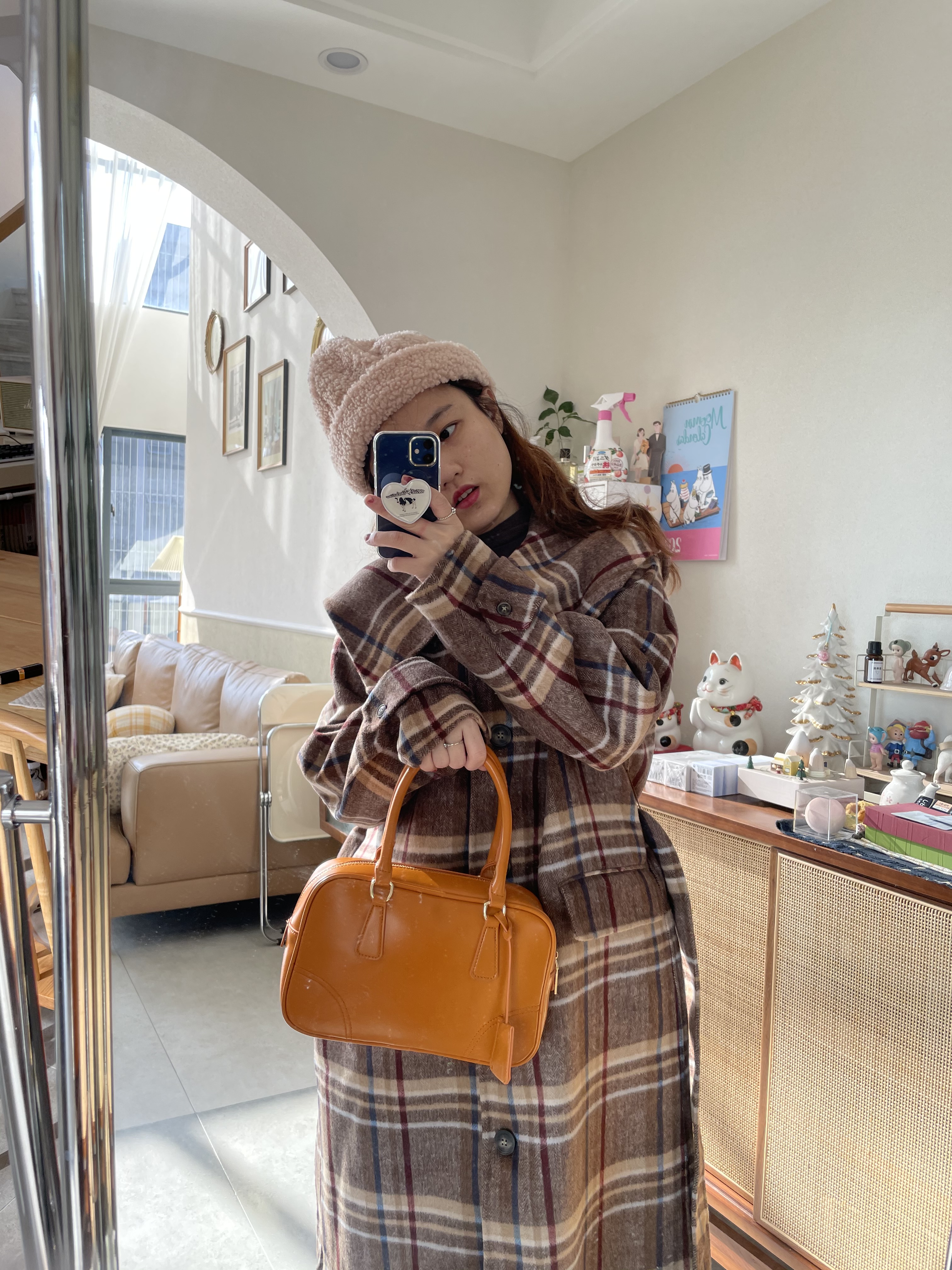 Wide-Brimmed Sweet Bean Hat - Face-Slimming Warm Wool Bowl Hat in Korean Style, Perfect for Fall and Winter Fashion Wide-Brimmed Sweet Bean Hat - Face-Slimming Warm Wool Bowl Hat in Korean Style, Perfect for Fall and Winter Fashion