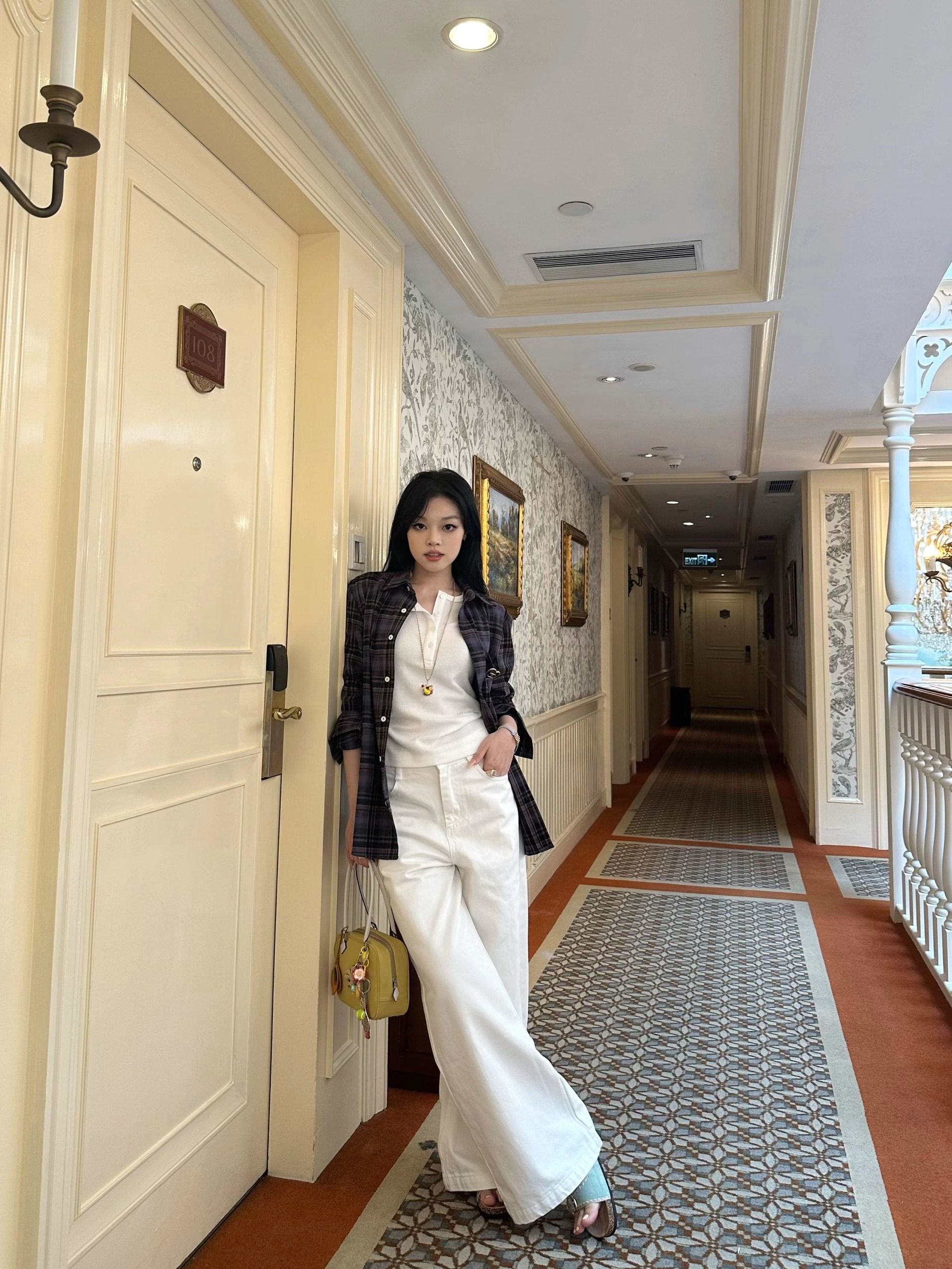 Wide-Leg White Jeans for Women | Fashion Editor Style | Effortlessly Chic & Trendy | Perfect for Casual or Dressy Looks Wide-Leg White Jeans for Women | Fashion Editor Style | Effortlessly Chic & Trendy | Perfect for Casual or Dressy Looks