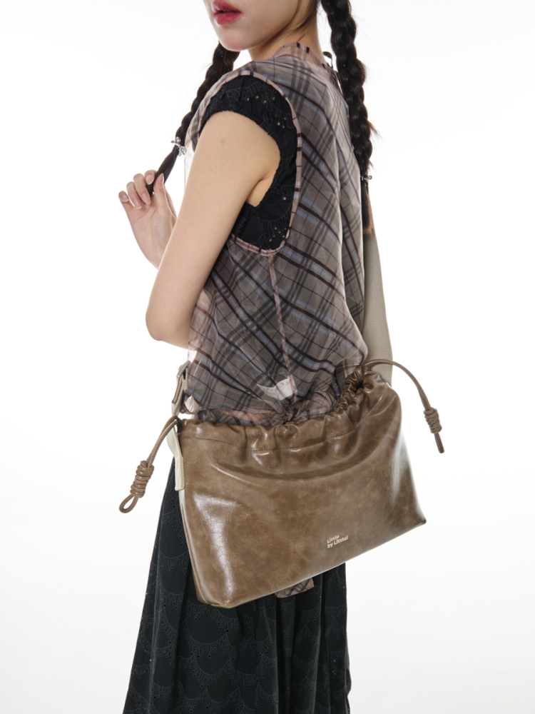 Wide Strap Leather Drawstring Square Bag - Chic Minimalist Design for Everyday Use Wide Strap Leather Drawstring Square Bag - Chic Minimalist Design for Everyday Use