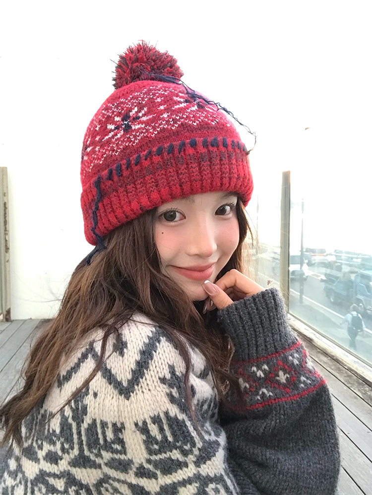 Winter Warm Knitted Wool Hat for Women - Small Head Circumference, Face-Shaping Design, Anke La Red, Cozy Lamb Wool Beanie