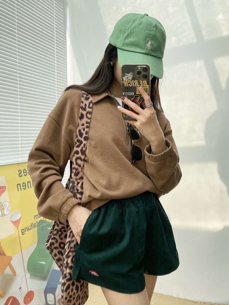 Women's Classic Round Neck Pullover Top - Versatile Coffee Color, Long Sleeve, Age-Reducing Lazy Style for Early Autumn Women's Classic Round Neck Pullover Top - Versatile Coffee Color, Long Sleeve, Age-Reducing Lazy Style for Early Autumn