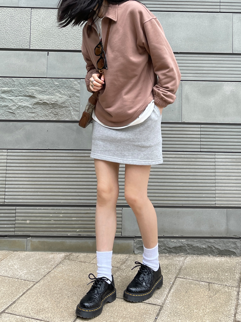 Women's Classic Round Neck Pullover Top - Versatile Coffee Color, Long Sleeve, Age-Reducing Lazy Style for Early Autumn Women's Classic Round Neck Pullover Top - Versatile Coffee Color, Long Sleeve, Age-Reducing Lazy Style for Early Autumn