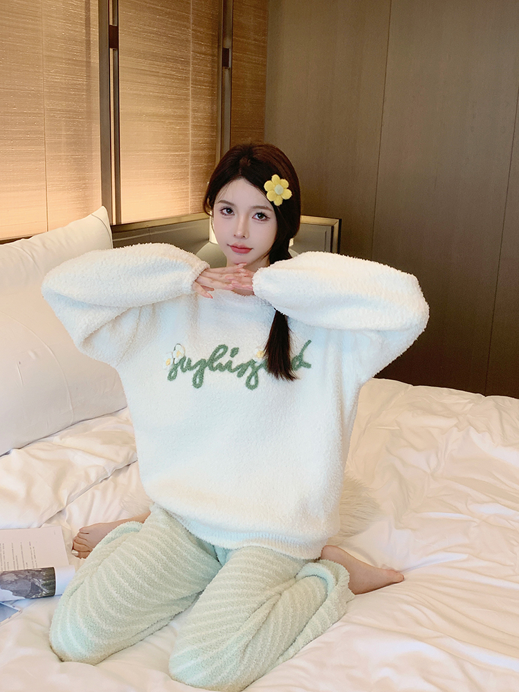 Women's Floral Coral Fleece Pajama Set - Thickened Warm Loungewear for Autumn & Winter, Ideal for Outdoor Comfort Women's Floral Coral Fleece Pajama Set - Thickened Warm Loungewear for Autumn & Winter, Ideal for Outdoor Comfort