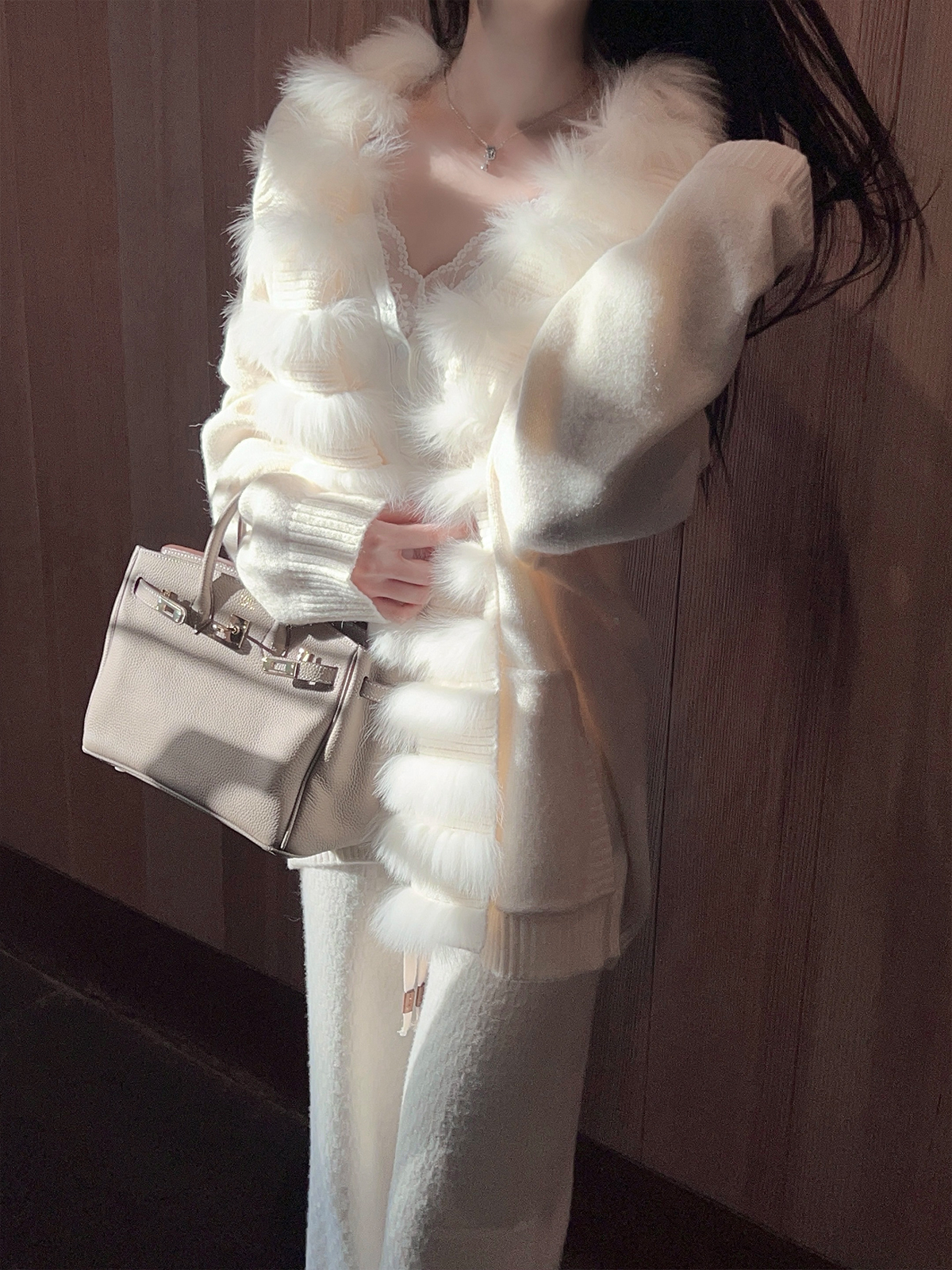 Women's Loose White Knitted Cardigan with Real Fox Fur Collar - Cozy Winter Sweater Coat for Chic Temperament Style Women's Loose White Knitted Cardigan with Real Fox Fur Collar - Cozy Winter Sweater Coat for Chic Temperament Style
