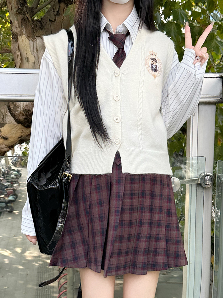 Women's Pudding Bear Academy Style Knitted Vest, V-Neck Sleeveless Layering Jacket for Autumn & Winter Fashion Women's Pudding Bear Academy Style Knitted Vest, V-Neck Sleeveless Layering Jacket for Autumn & Winter Fashion