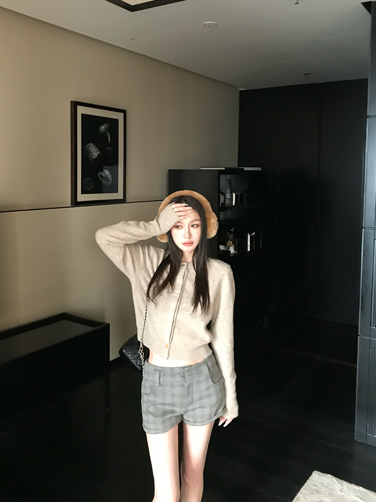 Women's Slim Fit Casual American Plaid Woolen Shorts - Trendy 90s Style Long Leg Hot Pants Women's Slim Fit Casual American Plaid Woolen Shorts - Trendy 90s Style Long Leg Hot Pants