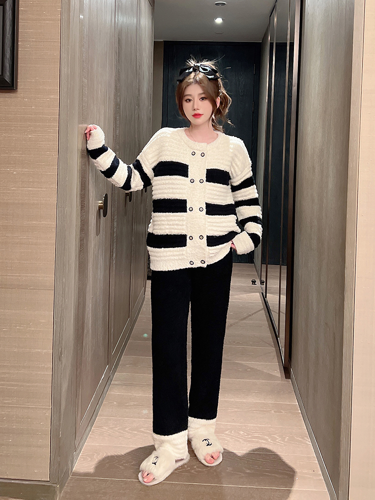 Women's Striped Coral Fleece Pajama Set for Autumn & Winter, Trendy Thickened Homewear, Versatile for Indoor & Outdoor Wear Women's Striped Coral Fleece Pajama Set for Autumn & Winter, Trendy Thickened Homewear, Versatile for Indoor & Outdoor Wear