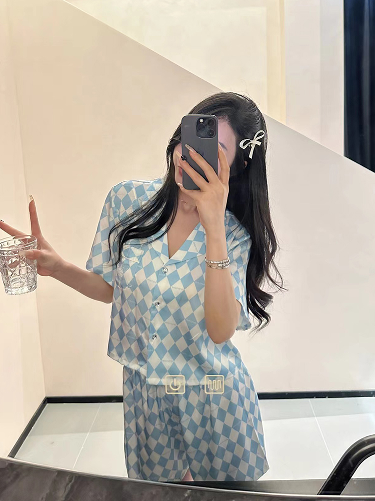 Women's Summer Pajamas Set - Thin Ice Silk Short Sleeve Checkered Two-Piece Home Wear for Relaxing and Lounging Women's Summer Pajamas Set - Thin Ice Silk Short Sleeve Checkered Two-Piece Home Wear for Relaxing and Lounging