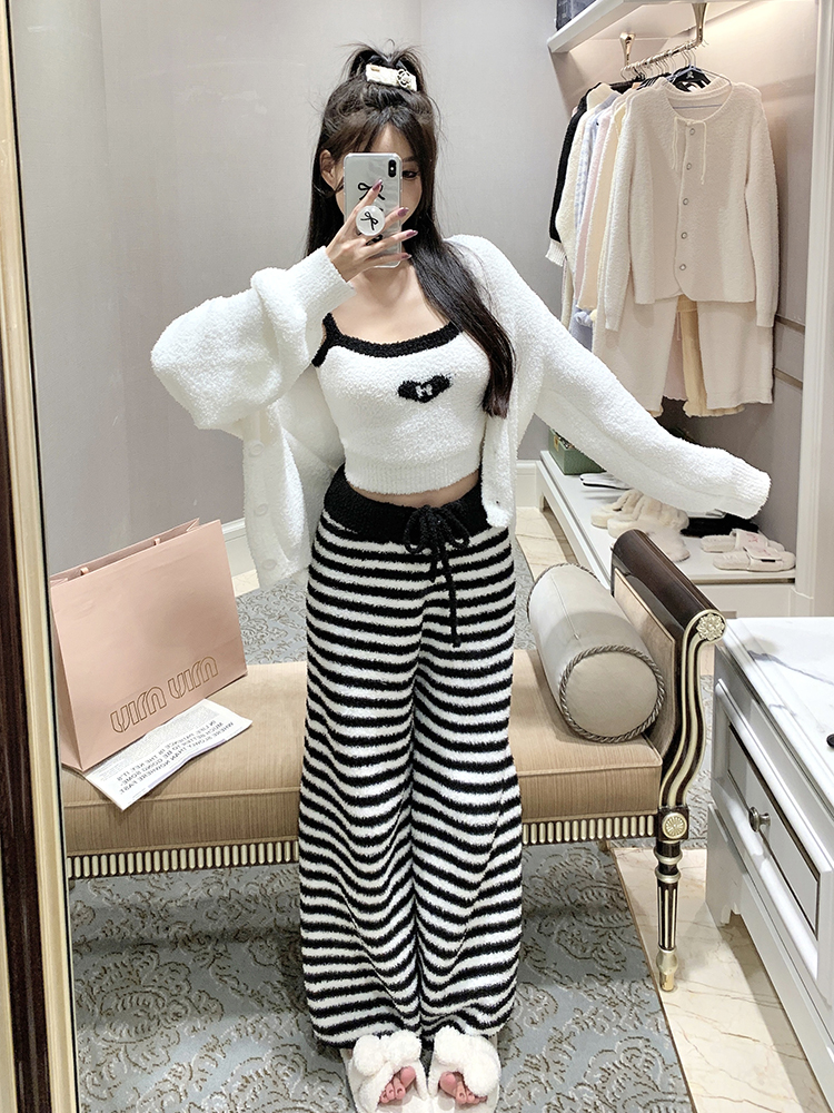 Women's Thickened Fleece Three-Piece Pajama Set - Coral Fleece Anti-Static Home Wear for Autumn and Winter Comfort Women's Thickened Fleece Three-Piece Pajama Set - Coral Fleece Anti-Static Home Wear for Autumn and Winter Comfort