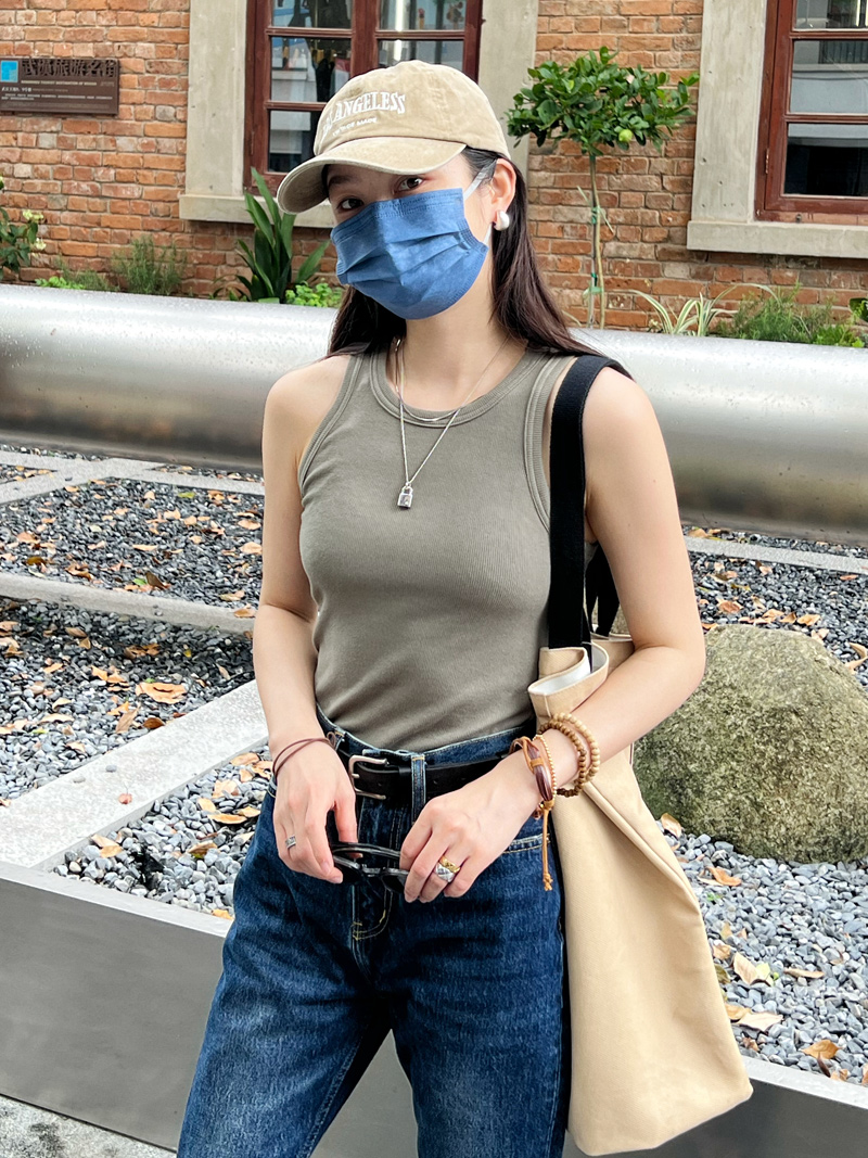 Women's Three-Color Slim-Fit Camisole - Sleeveless T-Shirt for Autumn 2025, Versatile Base Layer for Casual Outfits Women's Three-Color Slim-Fit Camisole - Sleeveless T-Shirt for Autumn 2025, Versatile Base Layer for Casual Outfits