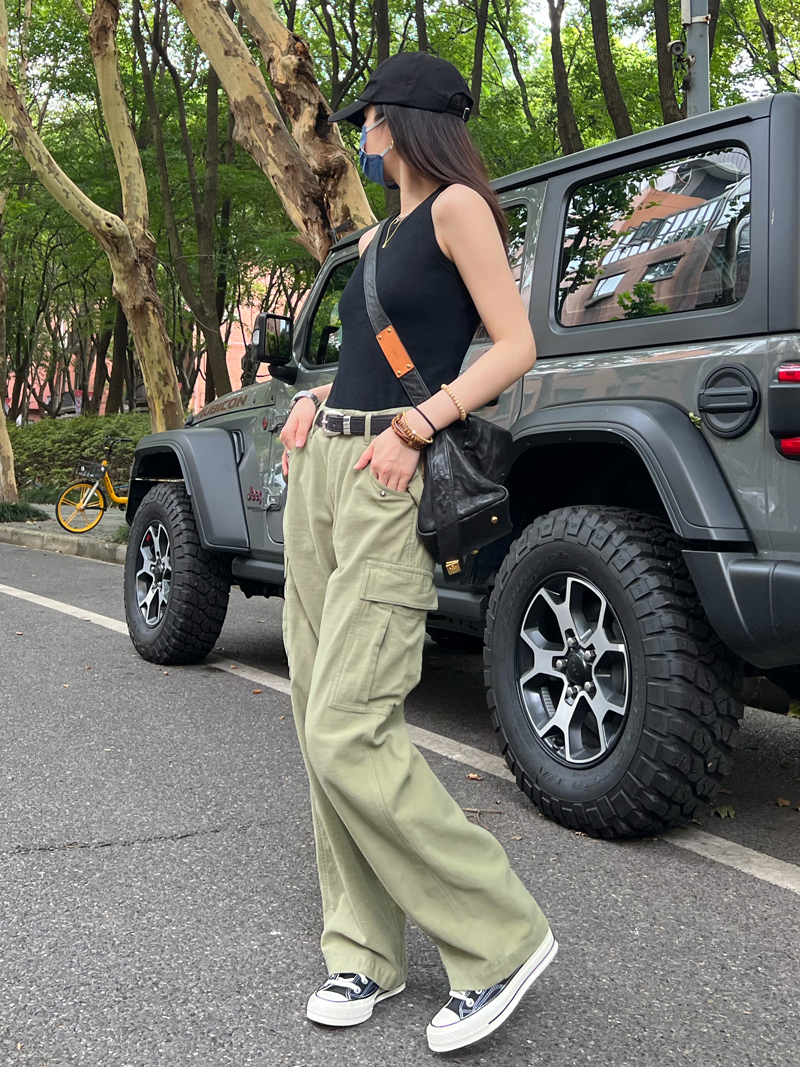 Women's Three-Color Slim-Fit Camisole - Sleeveless T-Shirt for Autumn 2025, Versatile Base Layer for Casual Outfits Women's Three-Color Slim-Fit Camisole - Sleeveless T-Shirt for Autumn 2025, Versatile Base Layer for Casual Outfits