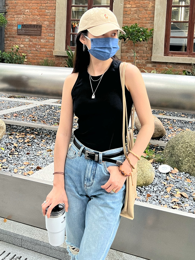 Women's Three-Color Slim-Fit Camisole - Sleeveless T-Shirt for Autumn 2025, Versatile Base Layer for Casual Outfits Women's Three-Color Slim-Fit Camisole - Sleeveless T-Shirt for Autumn 2025, Versatile Base Layer for Casual Outfits