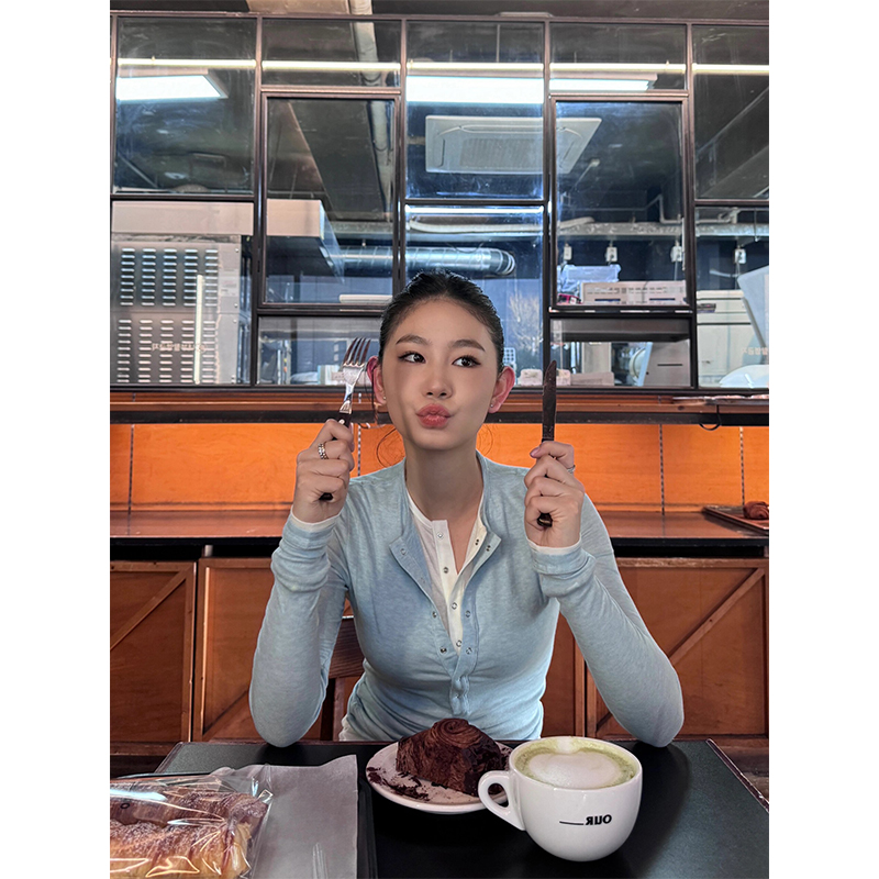 Women's Versatile Fake Two-Piece T-Shirt - Simple Design for Everyday Style - Trendy Layering Essential Women's Versatile Fake Two-Piece T-Shirt - Simple Design for Everyday Style - Trendy Layering Essential