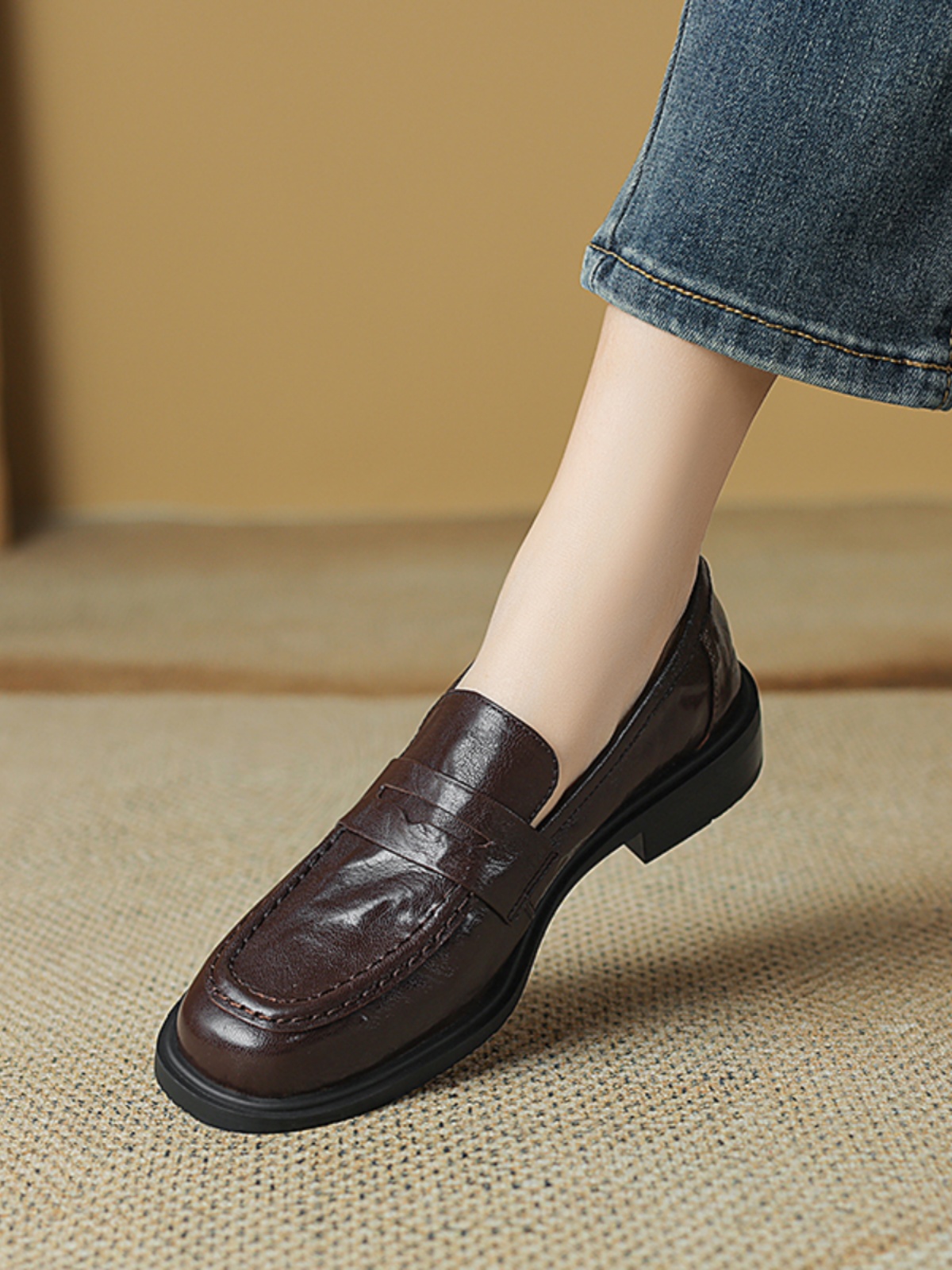 Women's Vintage Round-Toe Chunky-Heeled Loafers, Soft-Soled British Style Slip-On Flats, Retro Lambskin Mid-Heel, Size 41 Women's Vintage Round-Toe Chunky-Heeled Loafers, Soft-Soled British Style Slip-On Flats, Retro Lambskin Mid-Heel, Size 41