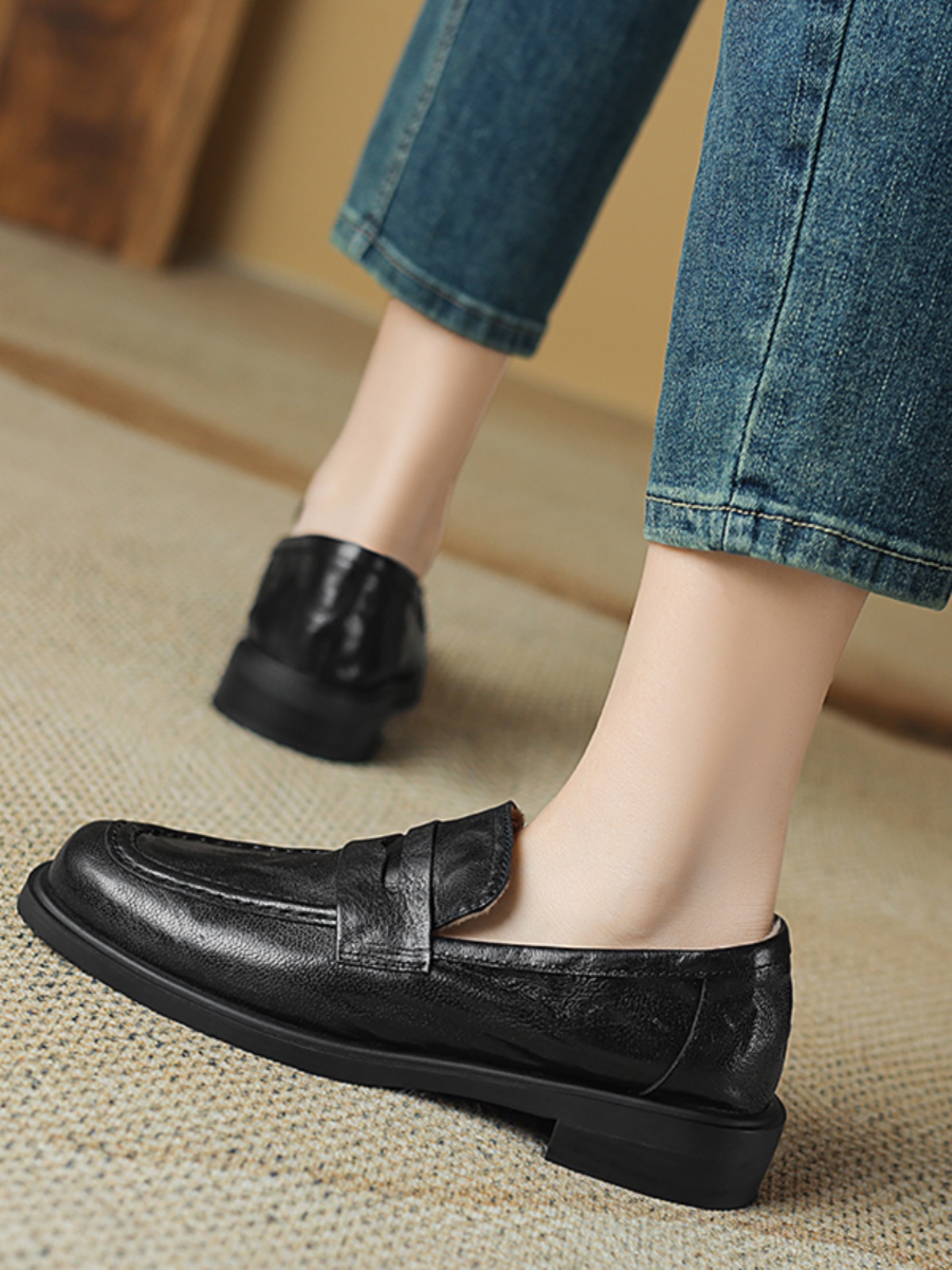 Women's Vintage Round-Toe Chunky-Heeled Loafers, Soft-Soled British Style Slip-On Flats, Retro Lambskin Mid-Heel, Size 41 Women's Vintage Round-Toe Chunky-Heeled Loafers, Soft-Soled British Style Slip-On Flats, Retro Lambskin Mid-Heel, Size 41