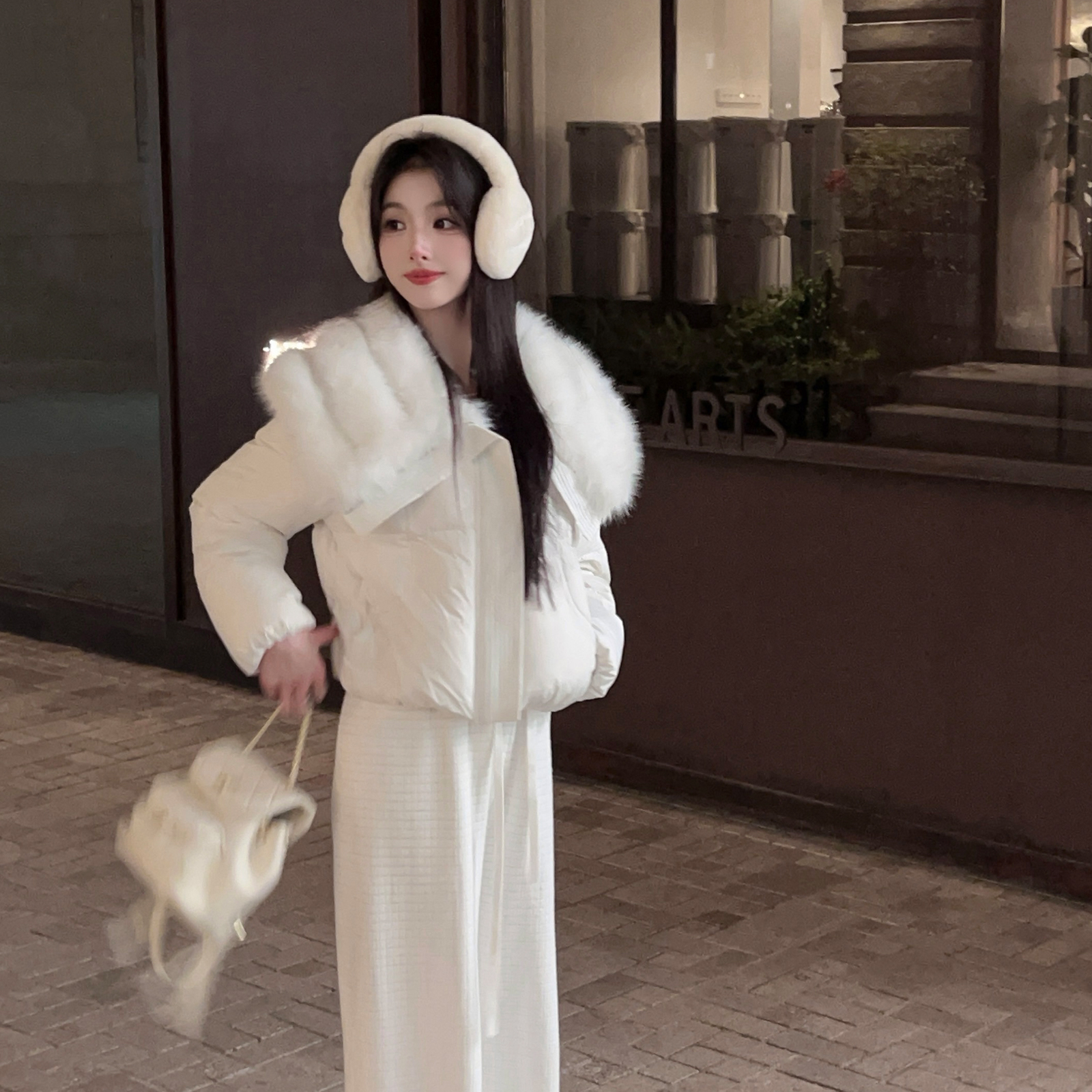 Women's Winter Eco-Friendly White Down Jacket with Fur Collar - Short Warm Puffer Coat for Cozy Style