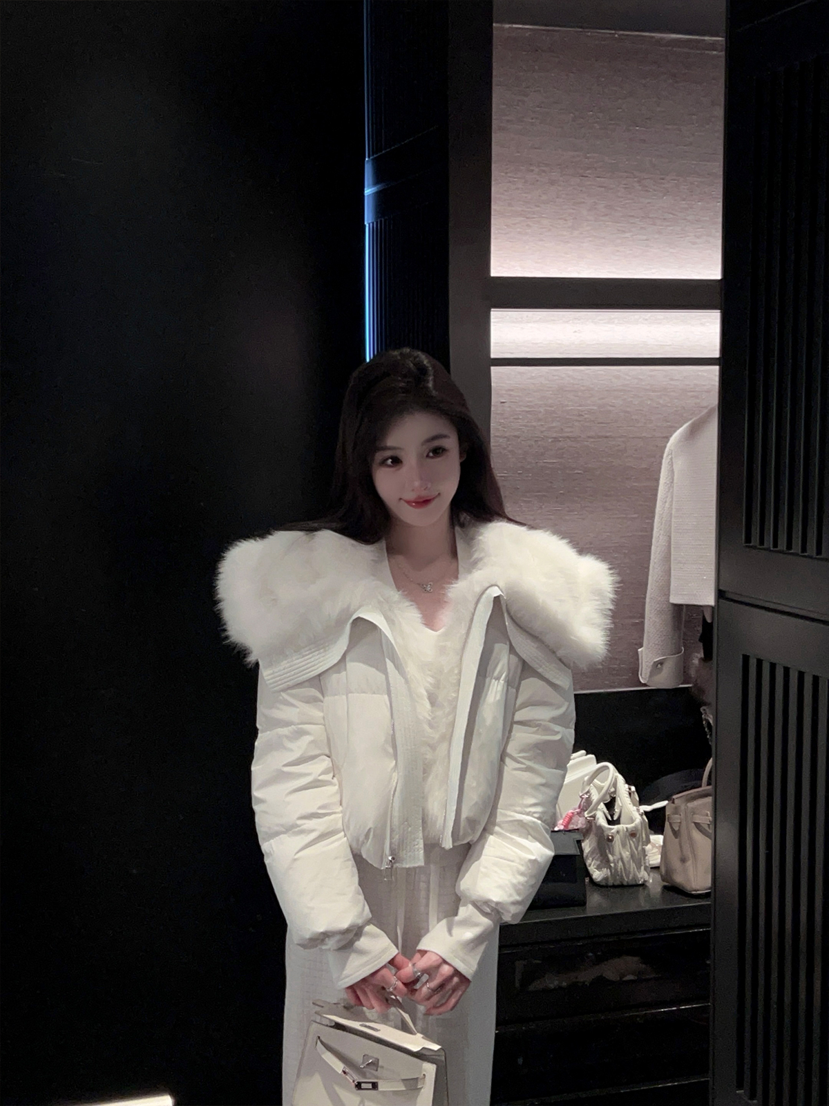 Women's Winter Eco-Friendly White Down Jacket with Fur Collar - Short Warm Puffer Coat for Cozy Style Women's Winter Eco-Friendly White Down Jacket with Fur Collar - Short Warm Puffer Coat for Cozy Style