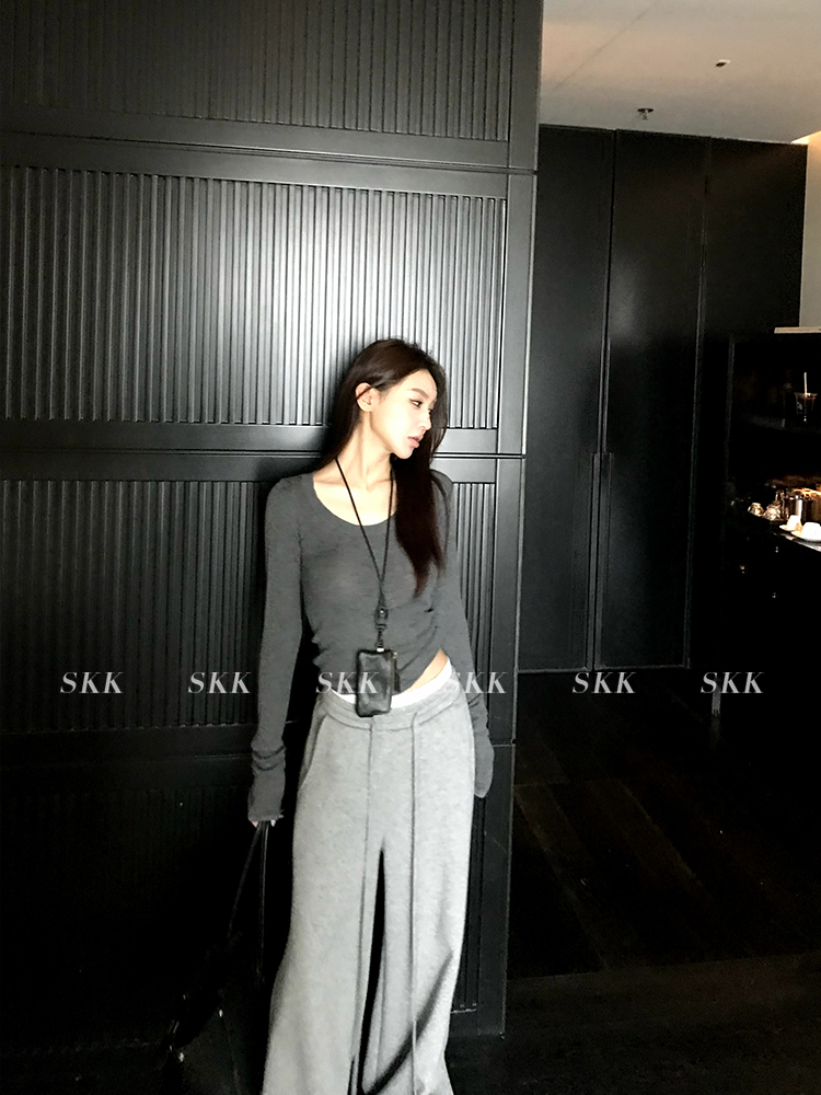 Wool Knit Slim-Fit Long Sleeve Round Neck U-Neck Base Layer Top for Women - Perfect for Early Spring Style and Layering Wool Knit Slim-Fit Long Sleeve Round Neck U-Neck Base Layer Top for Women - Perfect for Early Spring Style and Layering