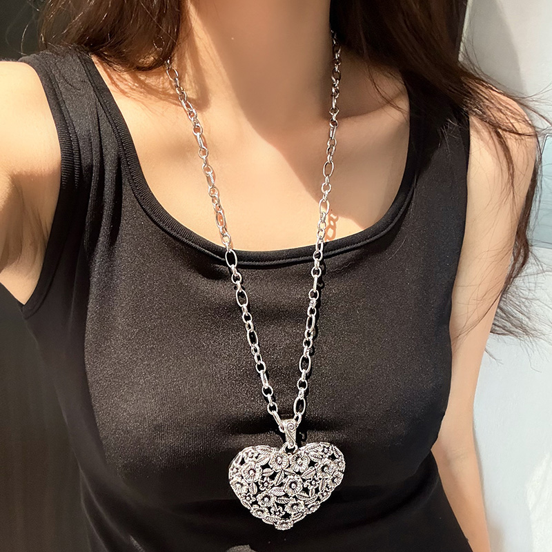 Y2K Hollow Heart Necklace - Long Sweetheart Collarbone Chain for Subculture Fashion - Heavy-Duty Sweater Accessory