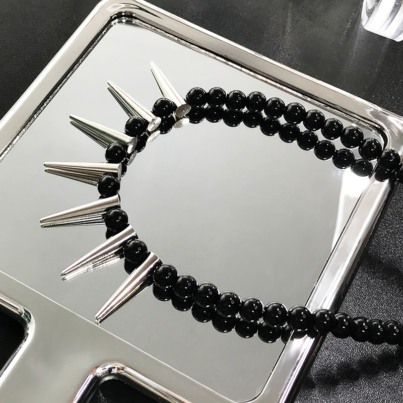 Y2K Light Luxury Studded Choker Necklace for Women - Sweet Cool Collarbone Chain Accessory, Trendy Niche Design
