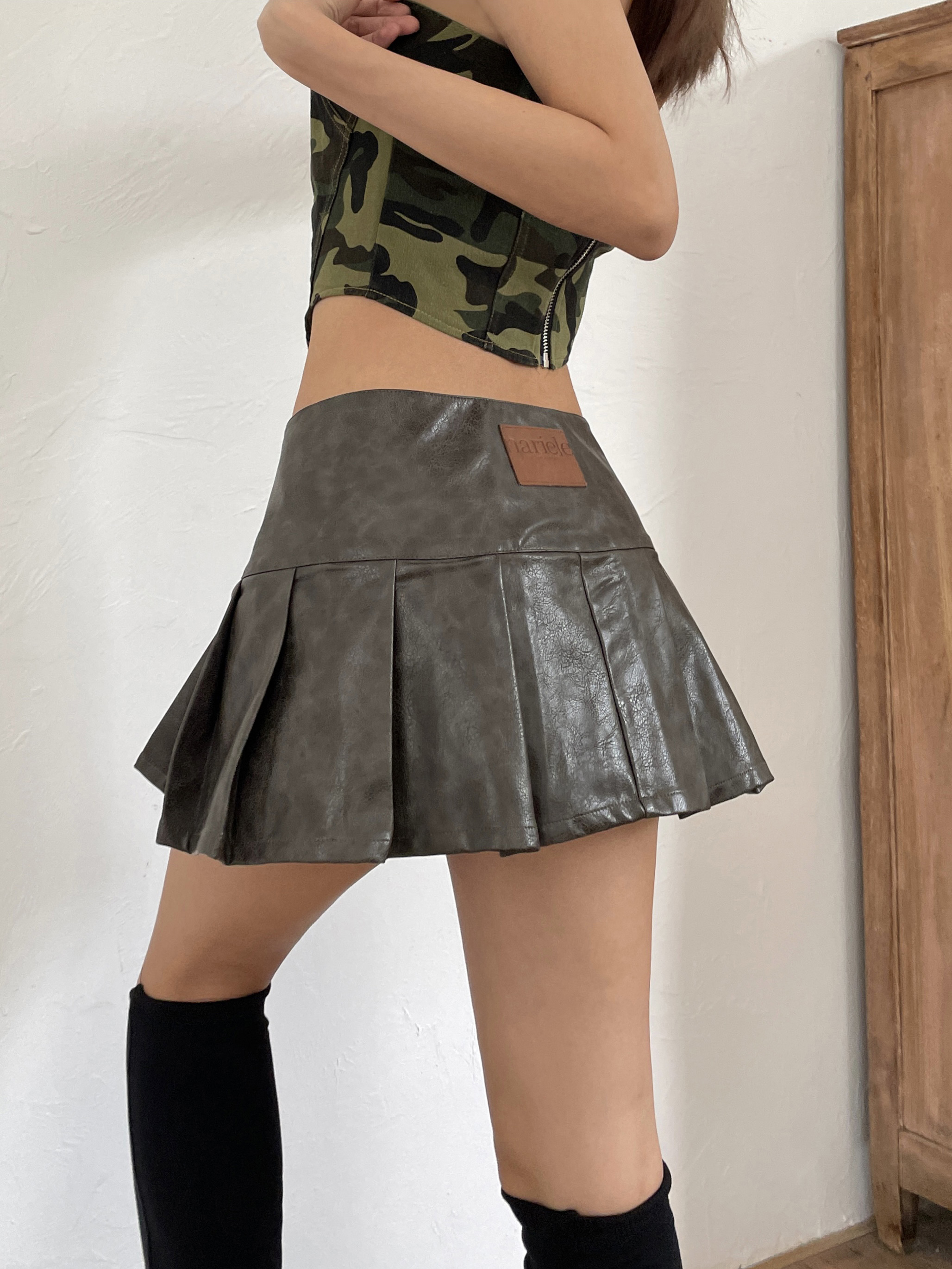 Y2K Mini Leather Skirt for Women - Retro American Style Ultra-Short Pleated Skirt, Sexy and Slimming Design Y2K Mini Leather Skirt for Women - Retro American Style Ultra-Short Pleated Skirt, Sexy and Slimming Design